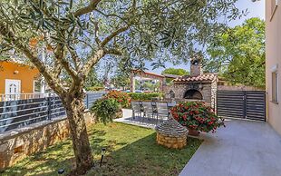 Villa in Peroj With Pool Near Beach