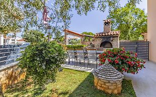 Villa in Peroj With Pool Near Beach