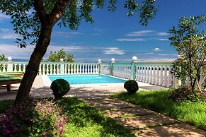Adorable Apartment With Pool & Terrace With Sea View