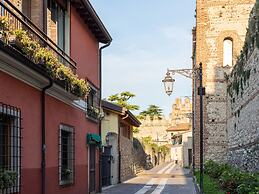 Elegant Holiday Home in Lazise with Swimming Pool near Lake
