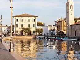 Elegant Holiday Home in Lazise with Swimming Pool near Lake