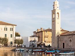 Elegant Holiday Home in Lazise with Swimming Pool near Lake