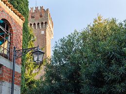 Elegant Holiday Home in Lazise with Swimming Pool near Lake