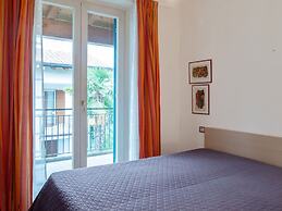 Elegant Holiday Home in Lazise with Swimming Pool near Lake