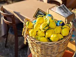 Elegant Holiday Home in Lazise with Swimming Pool near Lake