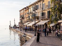 Elegant Holiday Home in Lazise with Swimming Pool near Lake