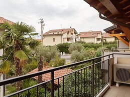 Elegant Holiday Home in Lazise with Swimming Pool near Lake