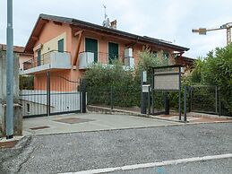 Elegant Holiday Home in Lazise with Swimming Pool near Lake