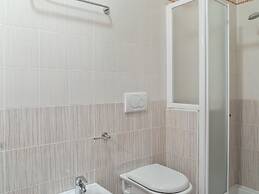 Elegant Holiday Home in Lazise with Swimming Pool near Lake