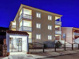 Alluring Apartment in Dramalj with Hot Tub