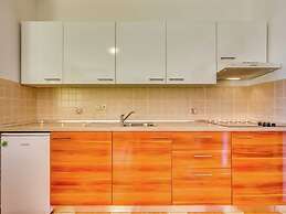 Alluring Apartment in Dramalj with Hot Tub