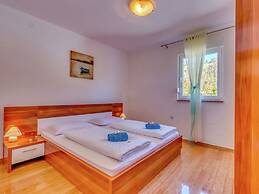 Alluring Apartment in Dramalj with Hot Tub