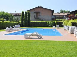 Vibrant Holiday Home in Lazise with Swimming Pool near 2 Lakes