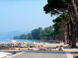 Vibrant Holiday Home in Lazise with Swimming Pool near 2 Lakes