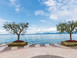 Vibrant Holiday Home in Lazise with Swimming Pool near 2 Lakes