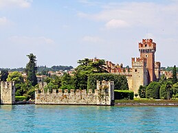 Vibrant Holiday Home in Lazise with Swimming Pool near 2 Lakes