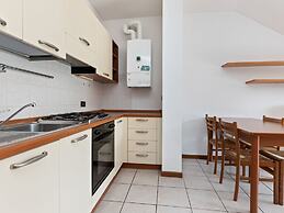 Vibrant Holiday Home in Lazise with Swimming Pool near 2 Lakes