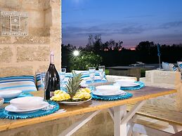 Luxurious Villa in Torre Suda with Hot Tub