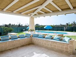 Luxurious Villa in Torre Suda with Hot Tub