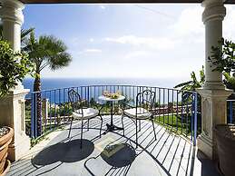 Exclusive Villa With Panoramic Swimming Pool and Hot Tub, Near the Sea