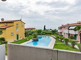 Vibrant Holiday Home in Lazise with Swimming Pool near Lake