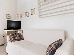 Vibrant Holiday Home in Lazise with Swimming Pool near Lake