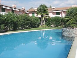 Vibrant Holiday Home in Lazise with Swimming Pool near Lake