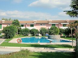 Vibrant Holiday Home in Lazise with Swimming Pool near Lake