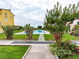 Vibrant Holiday Home in Lazise with Swimming Pool near Lake