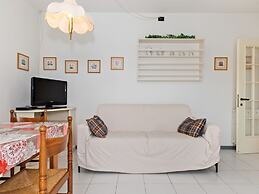 Vibrant Holiday Home in Lazise with Swimming Pool near Lake