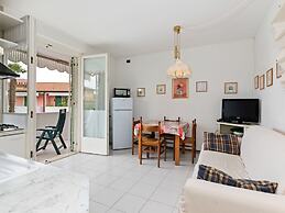 Vibrant Holiday Home in Lazise with Swimming Pool near Lake