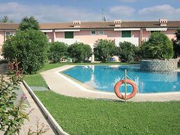 Vibrant Holiday Home in Lazise with Swimming Pool near Lake