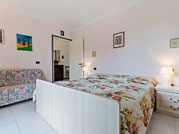 Vibrant Holiday Home in Lazise with Swimming Pool near Lake