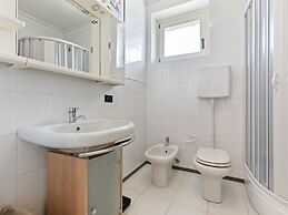 Vibrant Holiday Home in Lazise with Swimming Pool near Lake