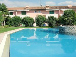 Vibrant Holiday Home in Lazise with Swimming Pool near Lake