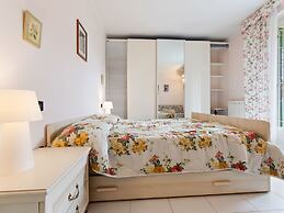 Vibrant Holiday Home in Lazise with Swimming Pool near Lake