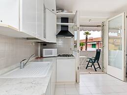 Vibrant Holiday Home in Lazise with Swimming Pool near Lake