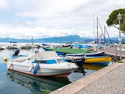 Vibrant Holiday Home in Lazise with Swimming Pool near Lake