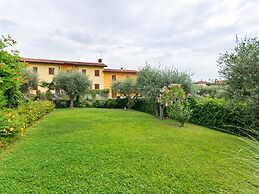 Vibrant Holiday Home in Lazise with Swimming Pool near Lake