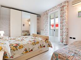 Vibrant Holiday Home in Lazise with Swimming Pool near Lake