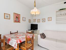 Vibrant Holiday Home in Lazise with Swimming Pool near Lake