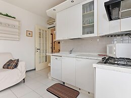 Vibrant Holiday Home in Lazise with Swimming Pool near Lake