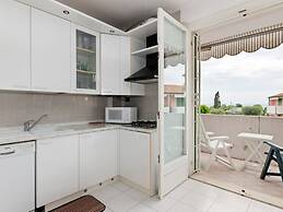 Vibrant Holiday Home in Lazise with Swimming Pool near Lake