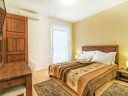 Beautiful Villa on the Island of Brac With Infinity Pool, Beach at 30 