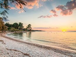 Beautiful Villa on the Island of Brac With Infinity Pool, Beach at 30 
