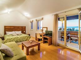 Beautiful Villa on the Island of Brac With Infinity Pool, Beach at 30 