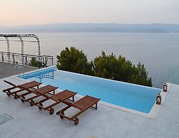 Sea View Apartment With a Shared Pool