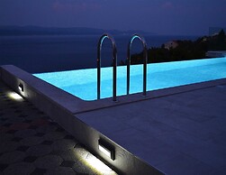 Sea View Apartment With a Shared Pool