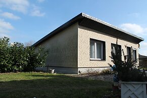 Spacious Bungalow near Sea in Grundshagen