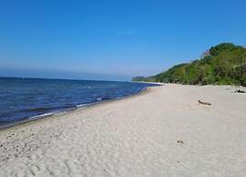 Spacious Bungalow near Sea in Grundshagen